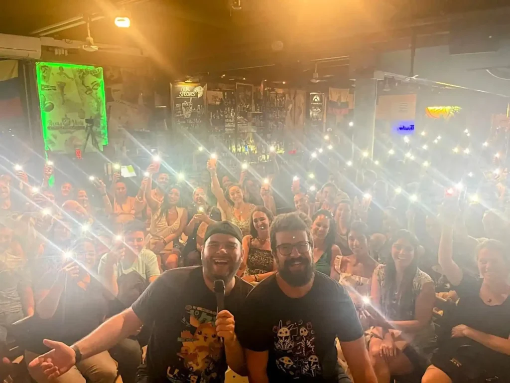 Stuttgart en Español #7 - Comedia Stand-up, Chadmax und Miguelao mit dem Publikum im Hintergrund, Stand-Up Comedy auf spanisch im Theater am Olgaeck