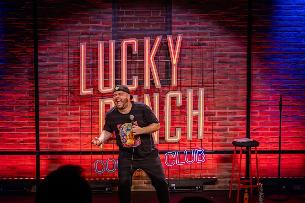 Stuttgart en espanol, Chadmax auf der Bühne, Stand-up Comedy auf spanisch im Theater am Olgaeck, Stuttgart