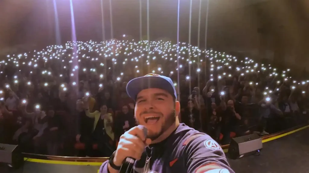 Stuttgart en espanol, Selfie mit Chadmax und Publikum im Hintergrund, Stand-up Comedy auf spanisch im Theater am Olgaeck, Stuttgart