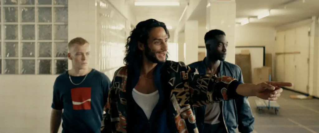Auf dem Weg zum Boss. Vlnr: Denis (Julius Nitschkoff), Semih (Burak Yigit), Babtou (Farba Dieng).
