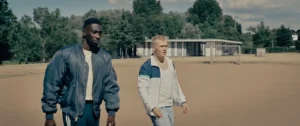 Die Vorstadtgangster Babtou (Farba Dieng) und Dennis (Julius Nitschkoff).